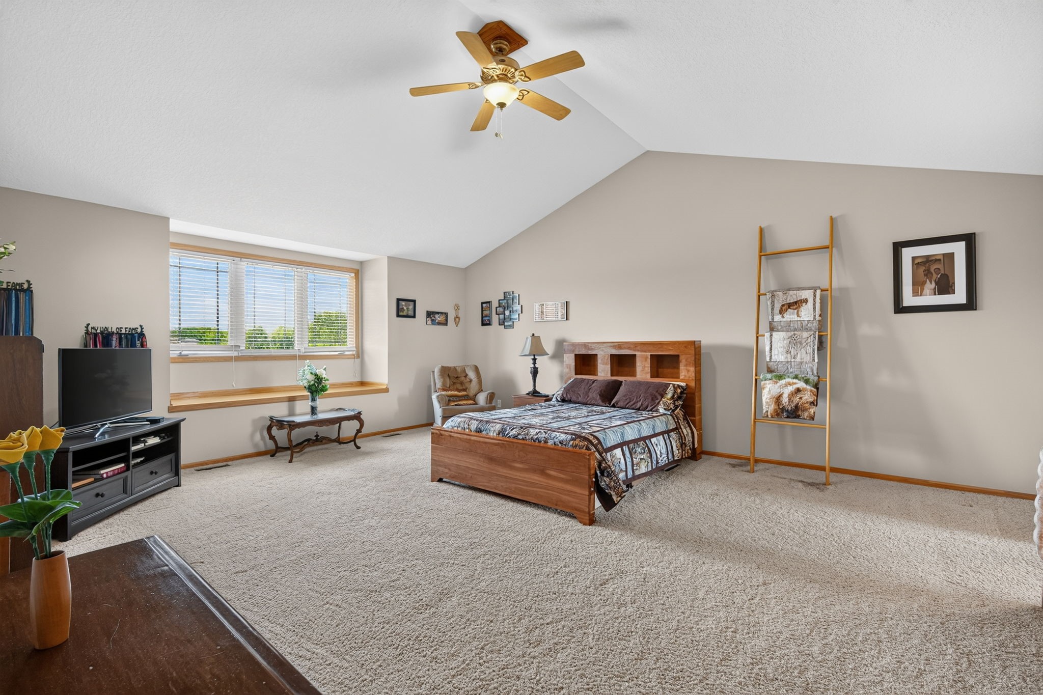 2215 SW WOODLAND Drive
