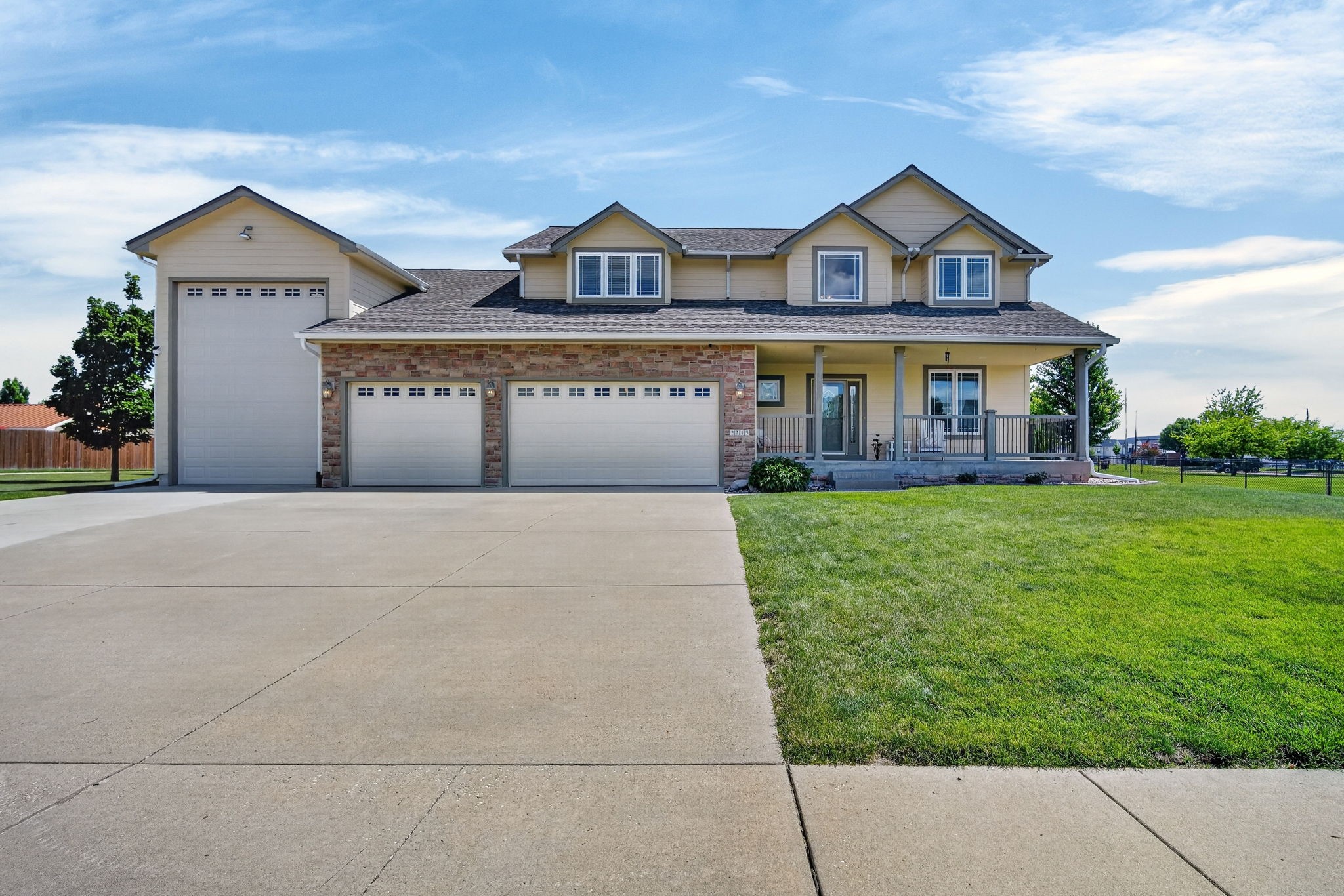 2215 SW WOODLAND Drive