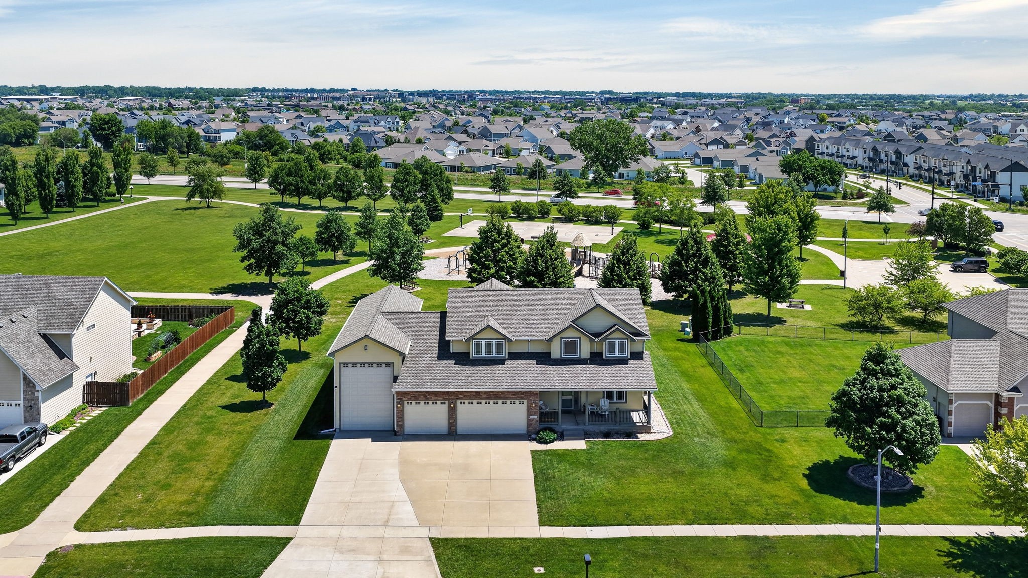 2215 SW WOODLAND Drive
