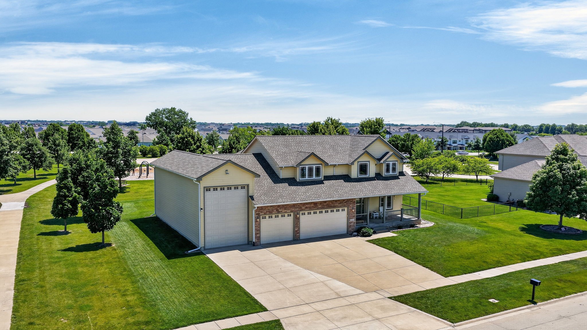 2215 SW WOODLAND Drive