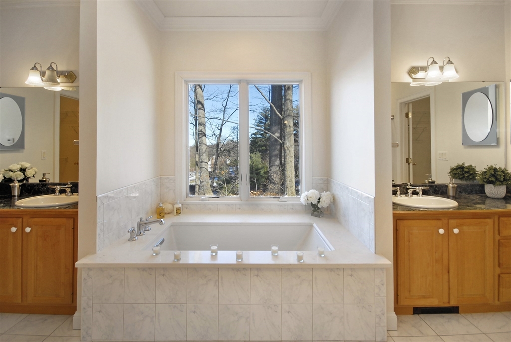 45 Kettle Hole Rd