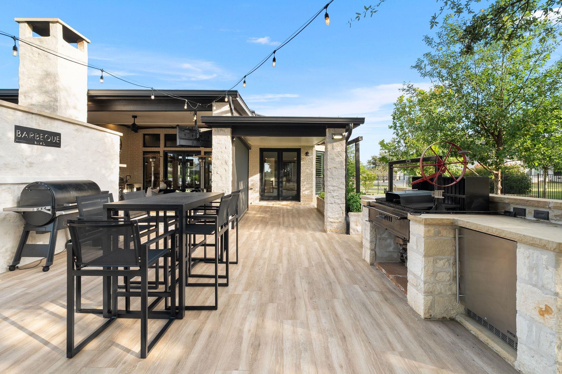 1126 Woodpark LN