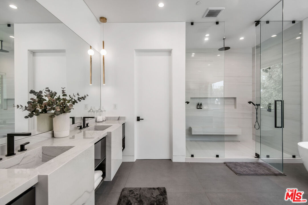 812 N Ogden Dr