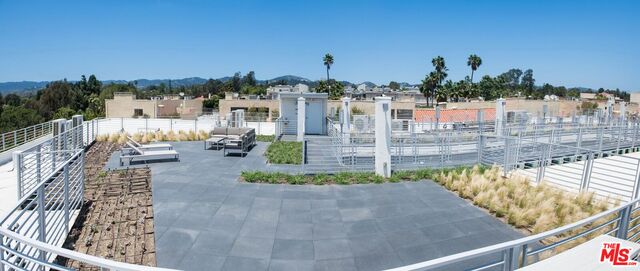 625 S BARRINGTON AVE Unit: 209