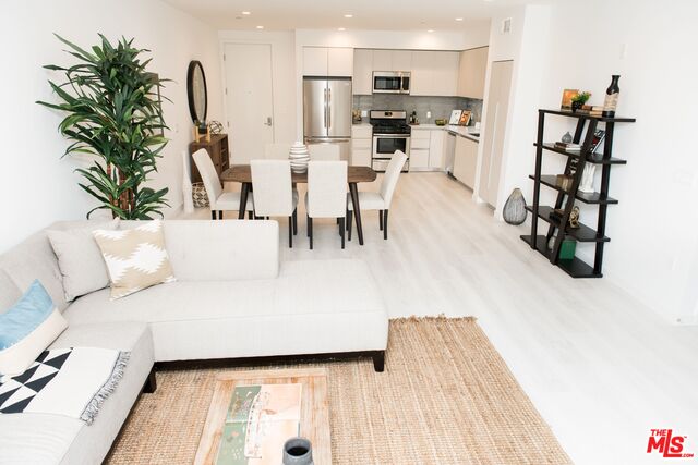 625 S BARRINGTON AVE Unit: 209