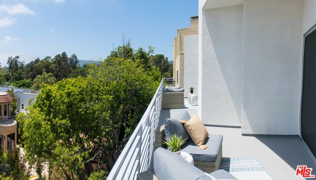 625 S BARRINGTON AVE Unit: 209