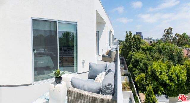 625 S BARRINGTON AVE Unit: 209