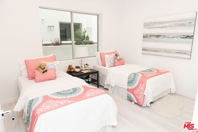 625 S BARRINGTON AVE Unit: 209