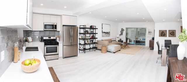 625 S BARRINGTON AVE Unit: 209