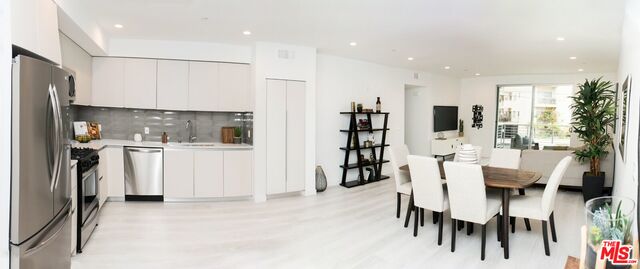 625 S BARRINGTON AVE Unit: 209