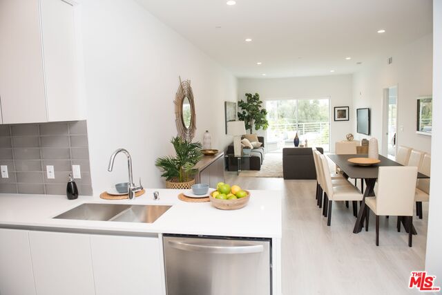 625 S BARRINGTON AVE Unit: 209