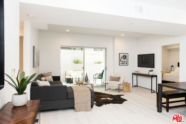 625 S BARRINGTON AVE Unit: 209