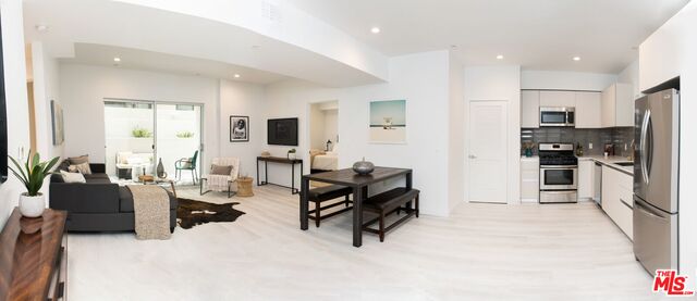 625 S BARRINGTON AVE Unit: 209