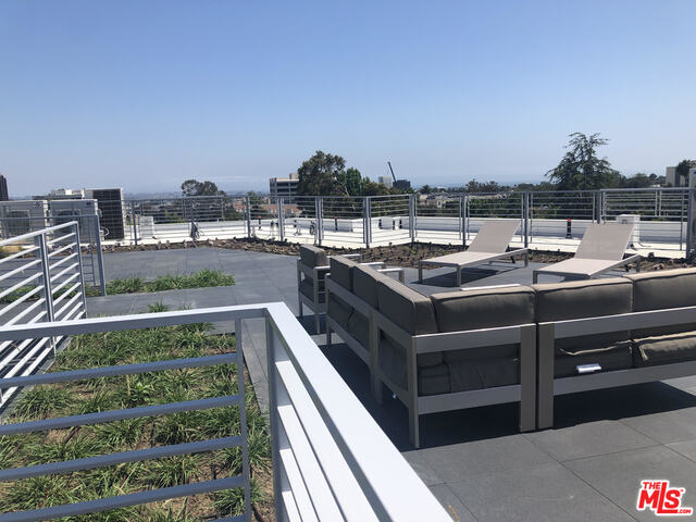 625 S BARRINGTON AVE Unit: 209