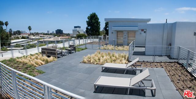 625 S BARRINGTON AVE Unit: 209