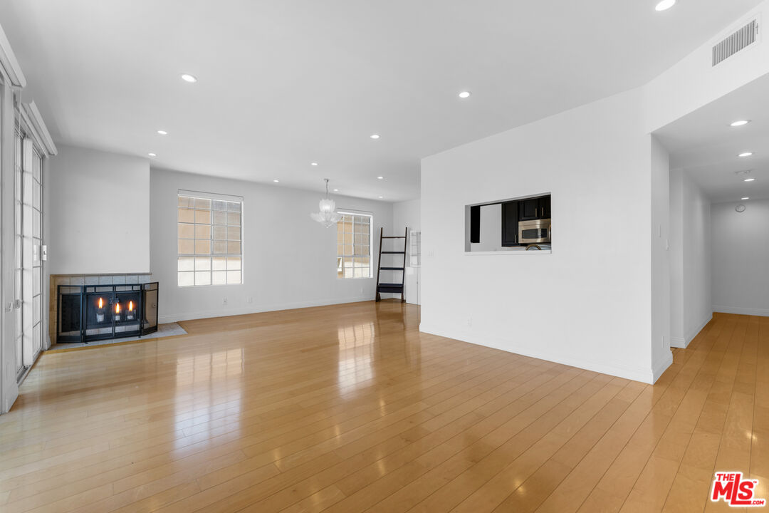 11812 Gorham Ave Unit: 303