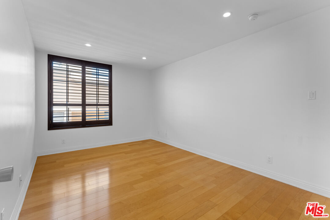 11812 Gorham Ave Unit: 303