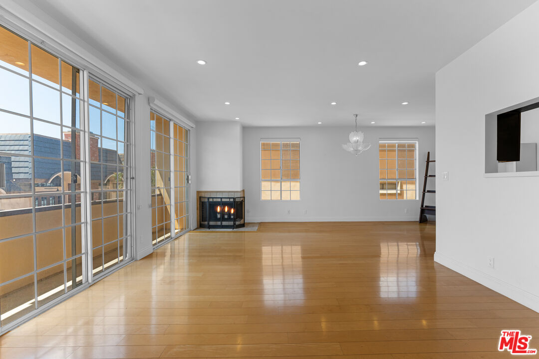 11812 Gorham Ave Unit: 303