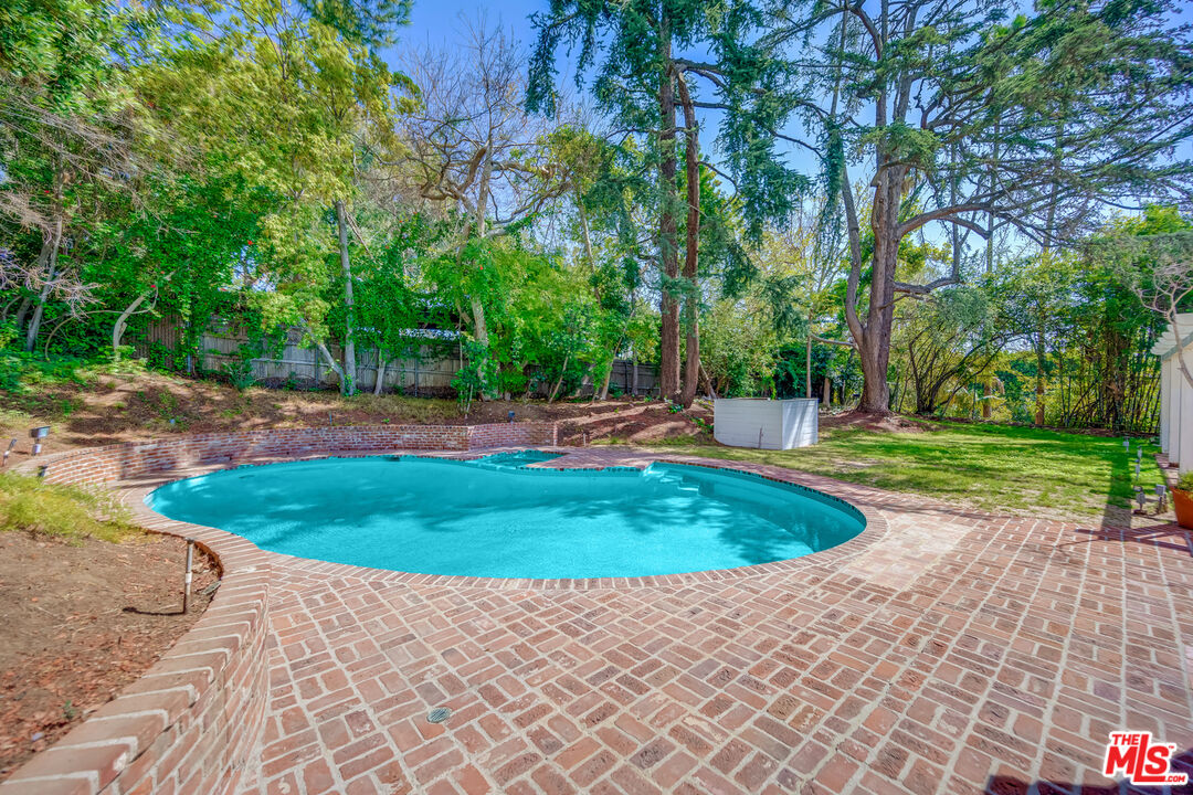 926 N ALPINE DR