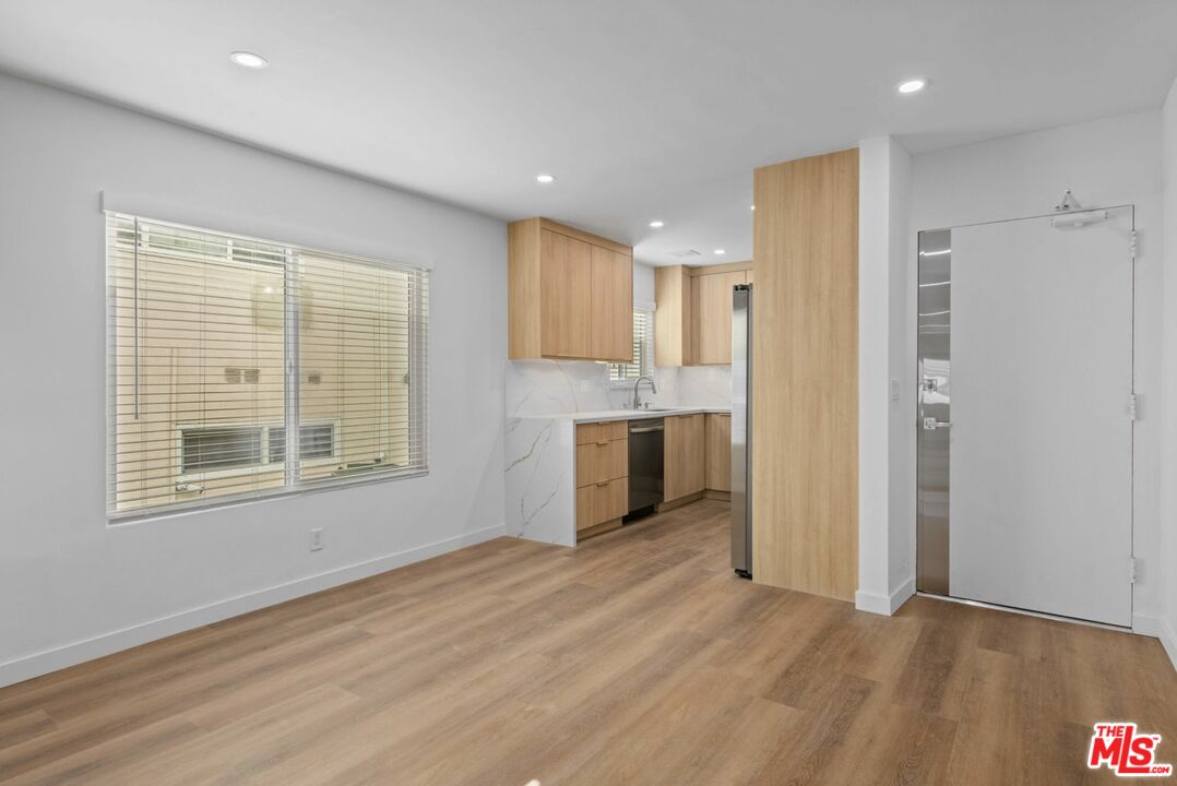 2449 N Beachwood Dr Unit: 9