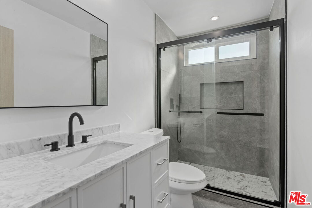 2449 N Beachwood Dr Unit: 9