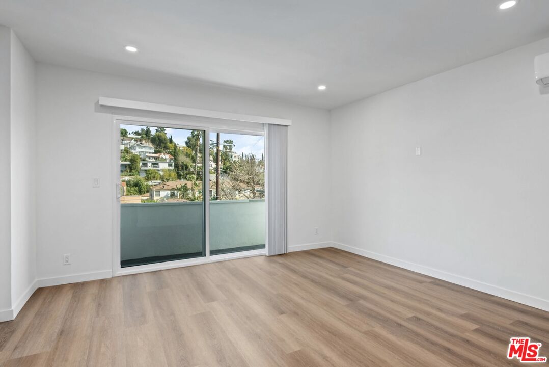 2449 N Beachwood Dr Unit: 9