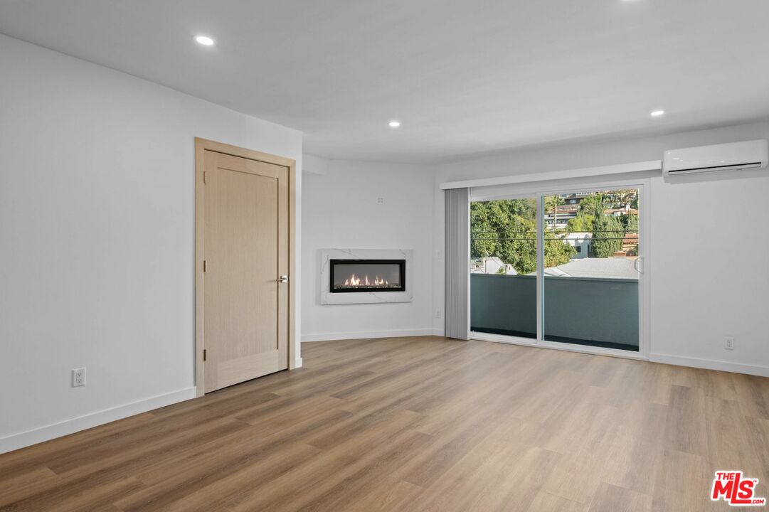 2449 N Beachwood Dr Unit: 9