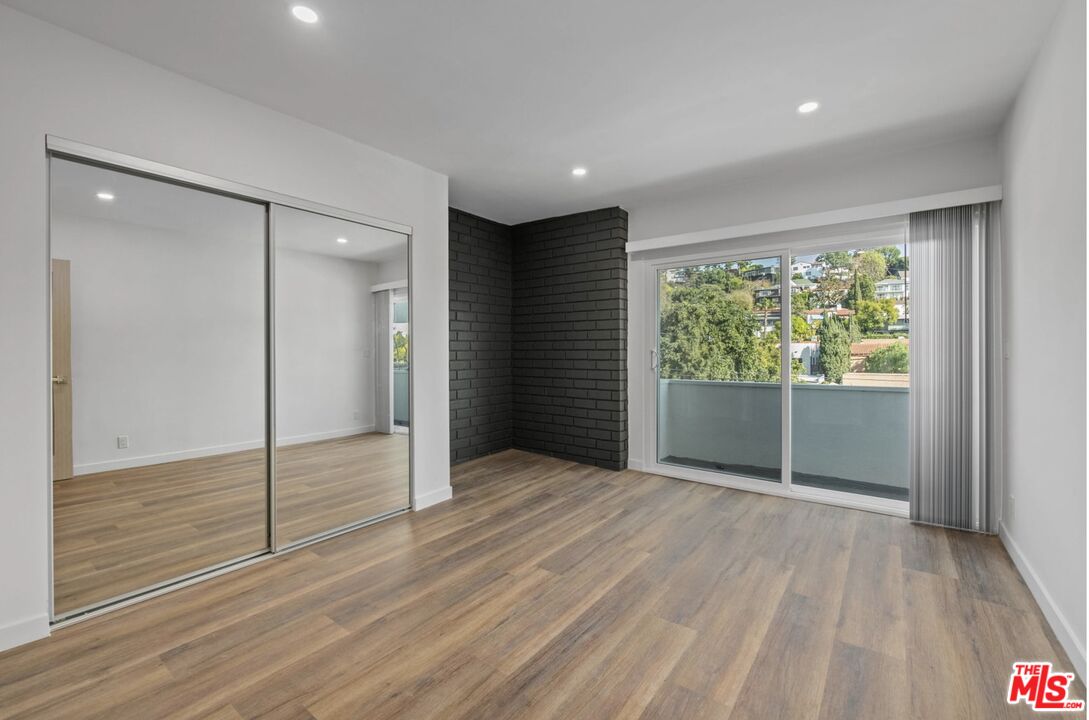 2449 N Beachwood Dr Unit: 13