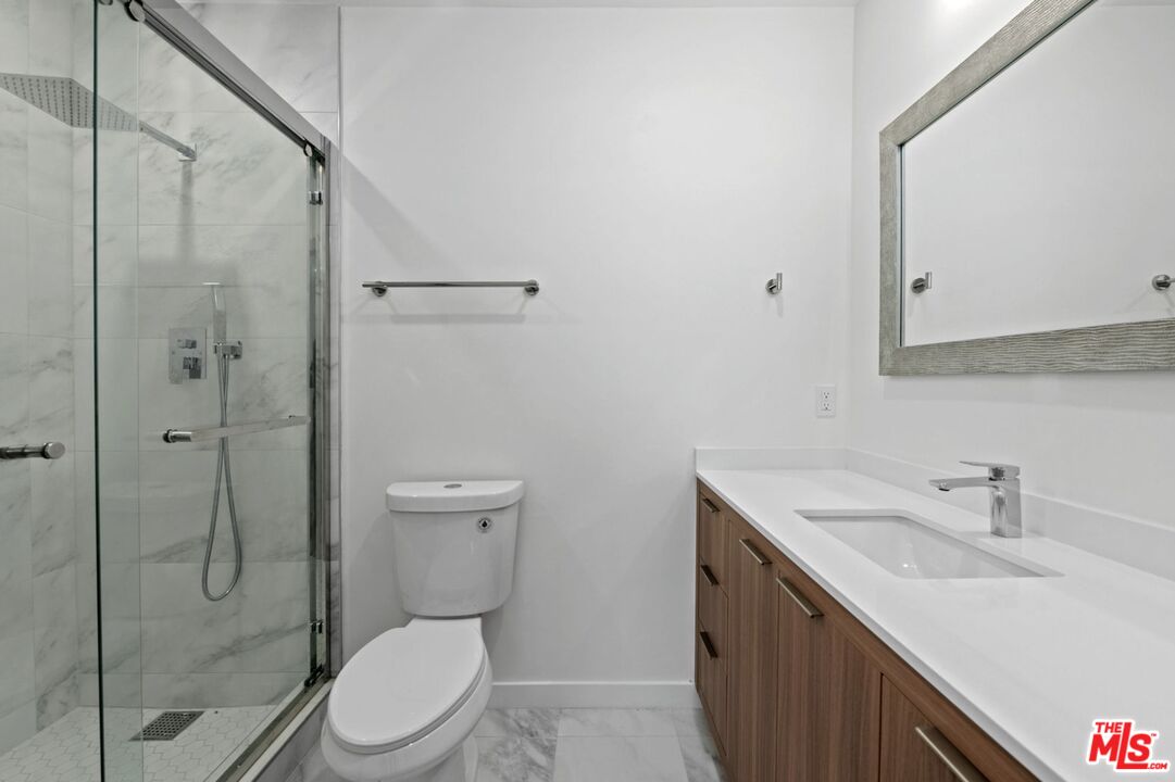 2449 N Beachwood Dr Unit: 13