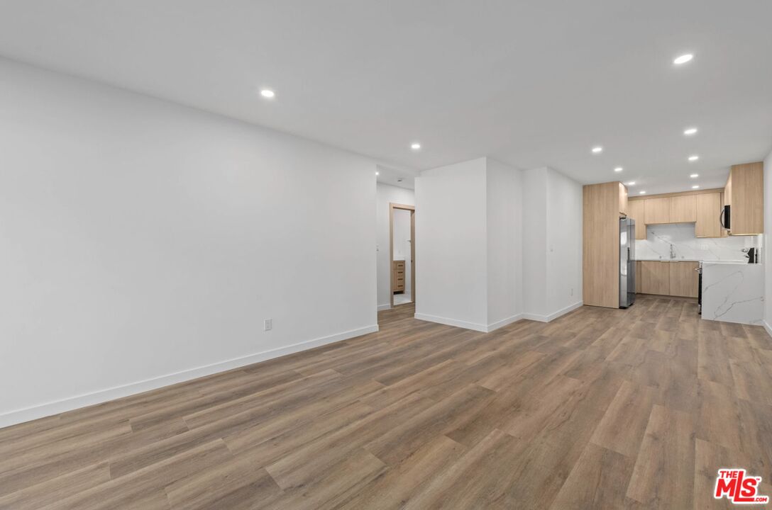 2449 N Beachwood Dr Unit: 13