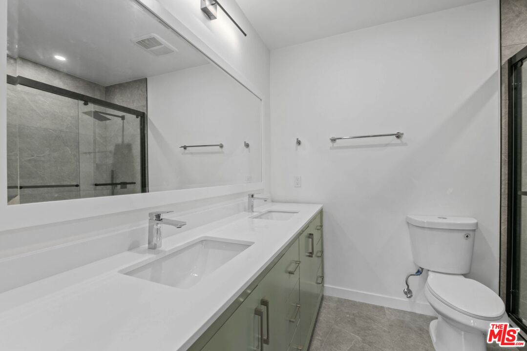 2449 N Beachwood Dr Unit: 13