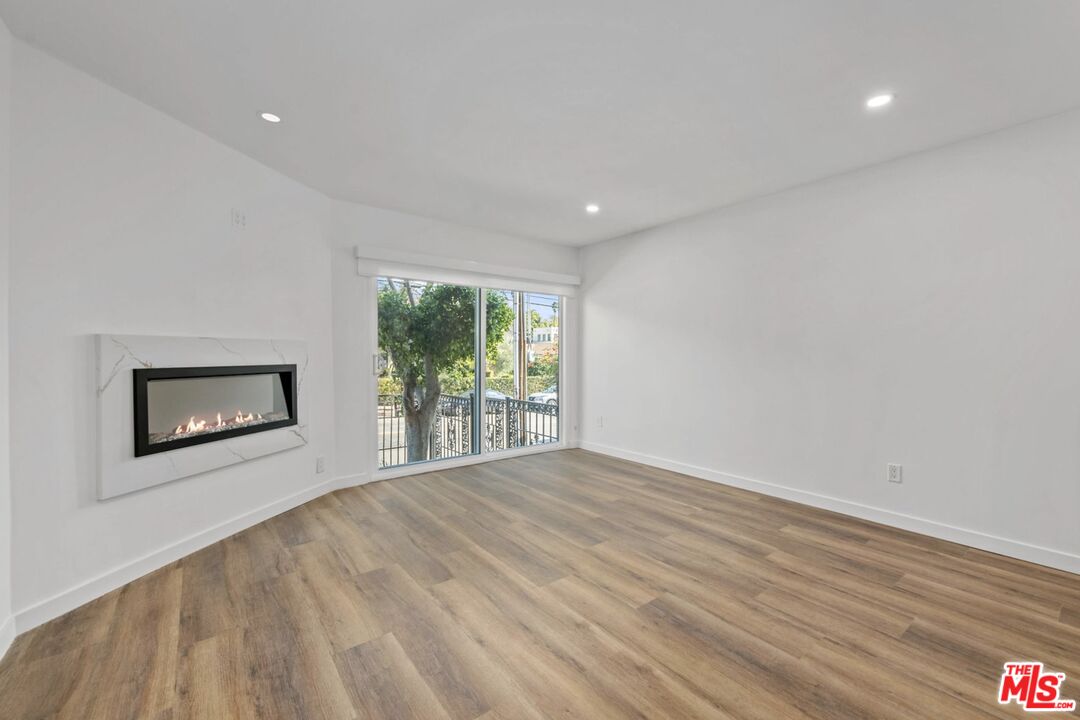 2449 N Beachwood Dr Unit: 13