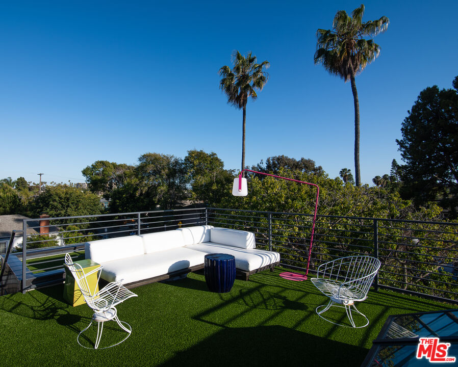 813 Palms