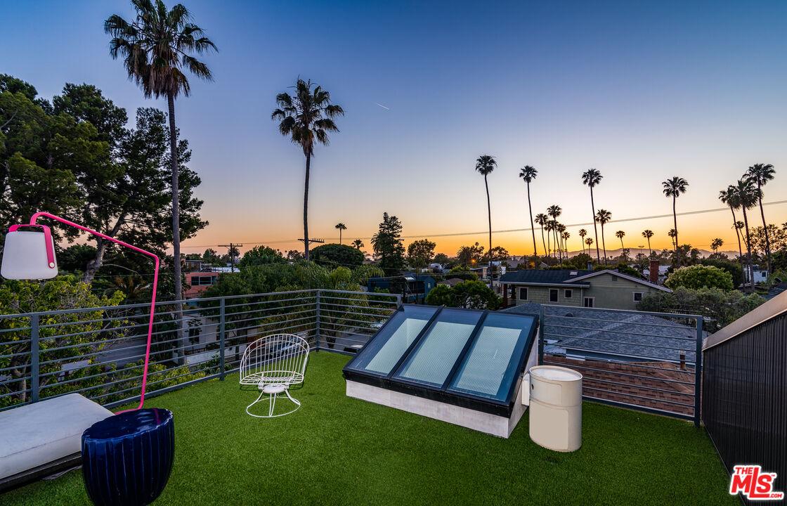 813 Palms
