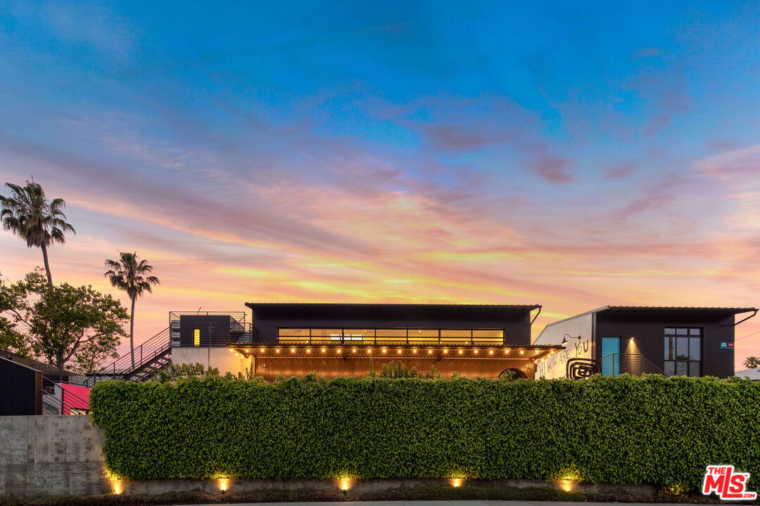 813 Palms