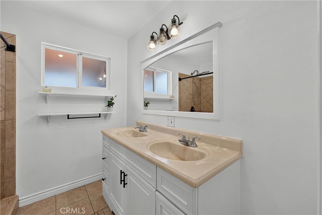 1218 W Gage