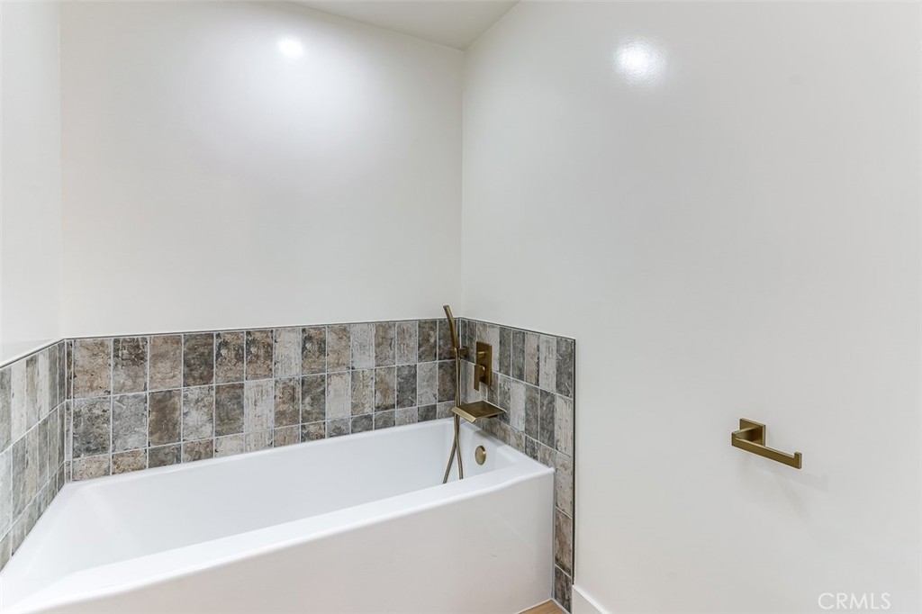 6752 Hillpark Drive 301