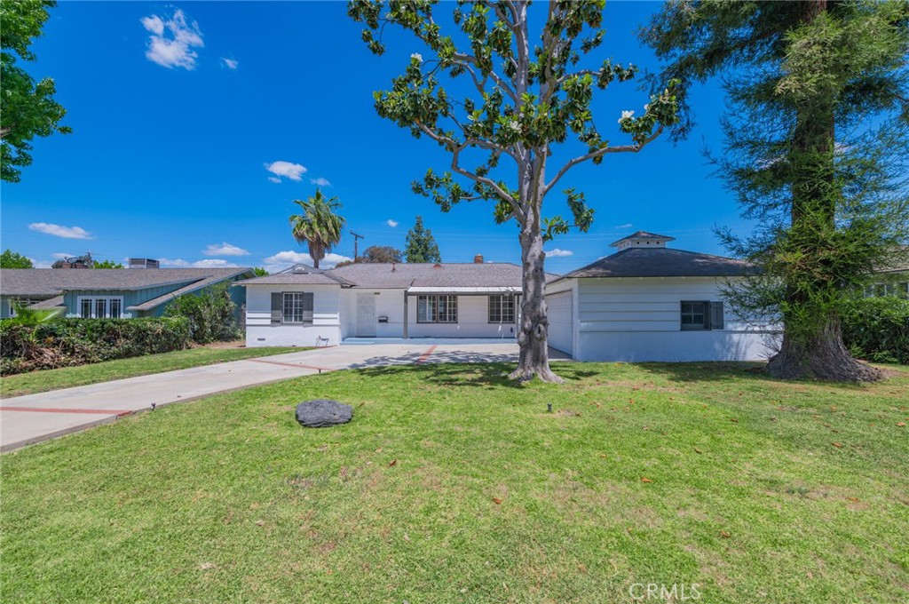 2135 E Daniels