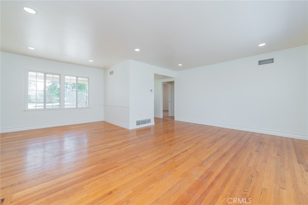 2135 E Daniels