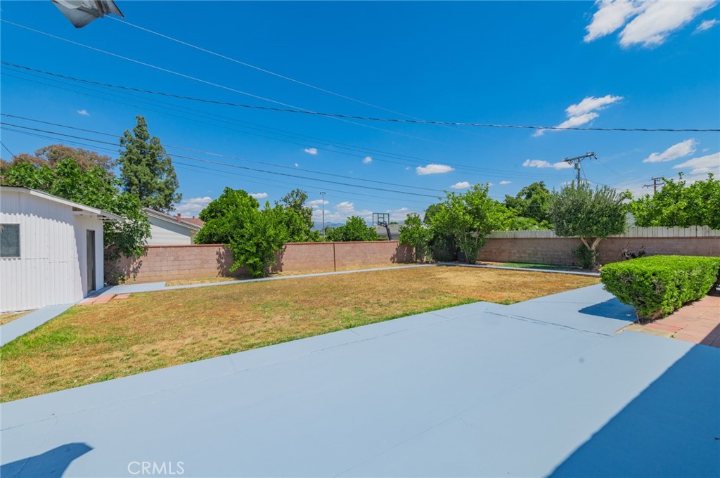 2135 E Daniels