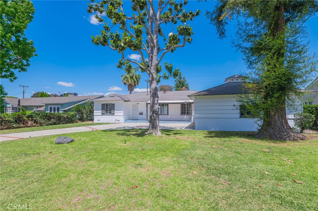 2135 E Daniels