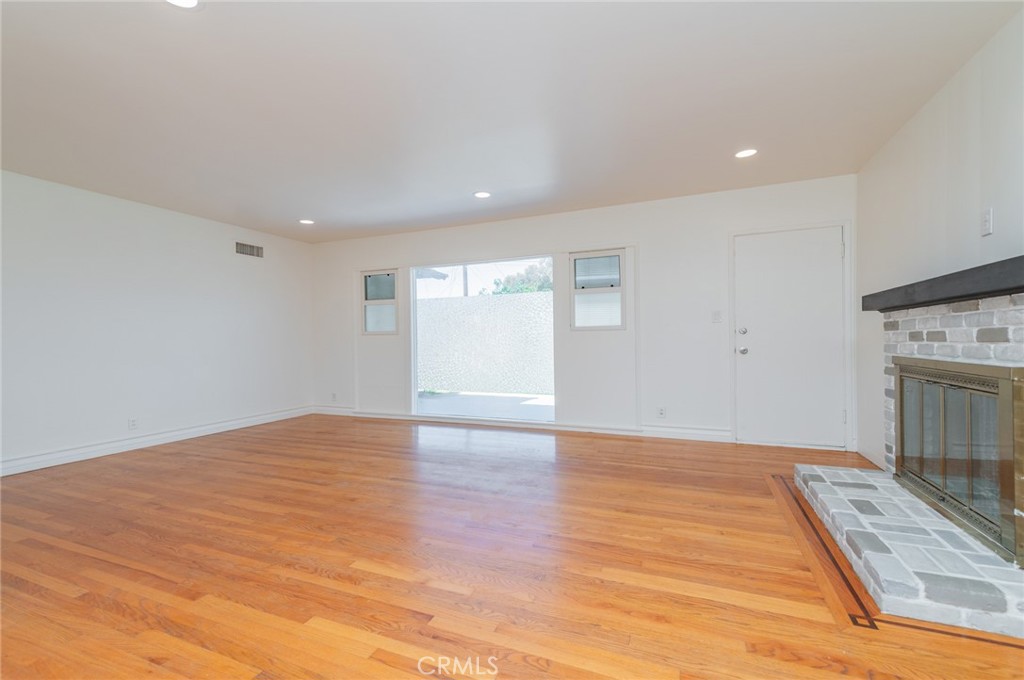 2135 E Daniels