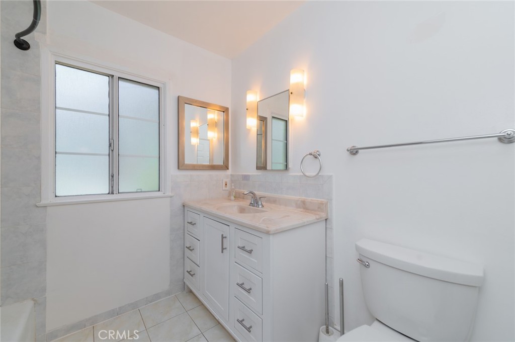 2135 E Daniels