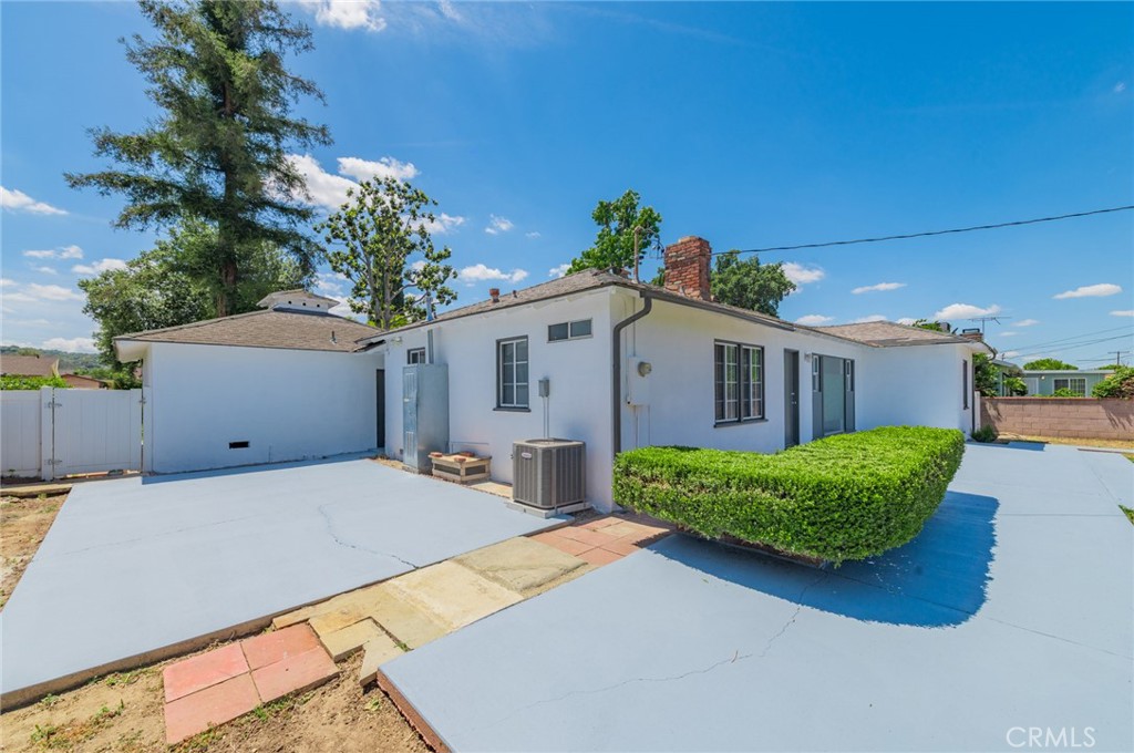 2135 E Daniels