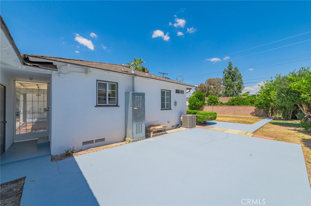 2135 E Daniels