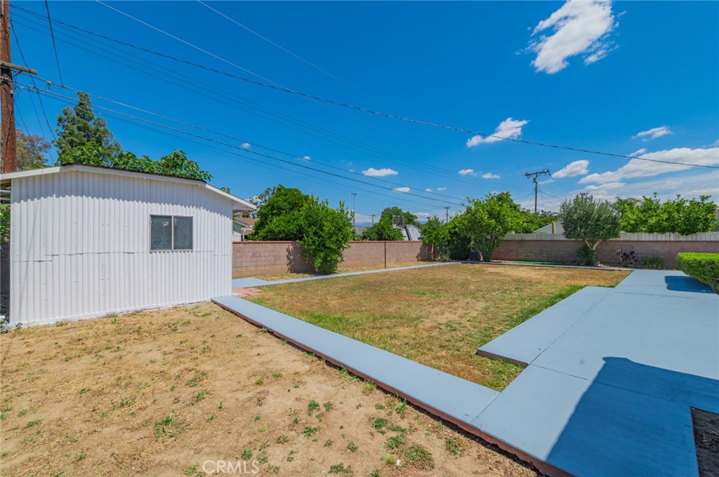 2135 E Daniels