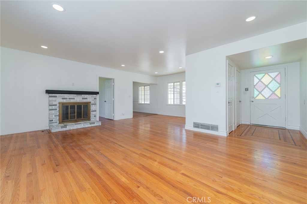 2135 E Daniels