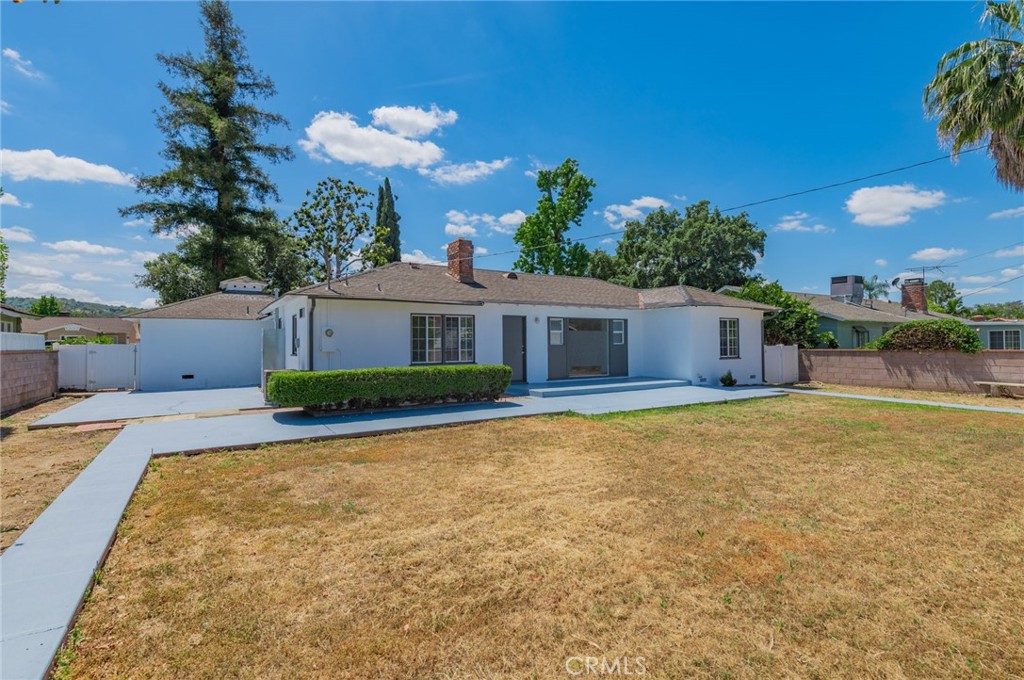 2135 E Daniels