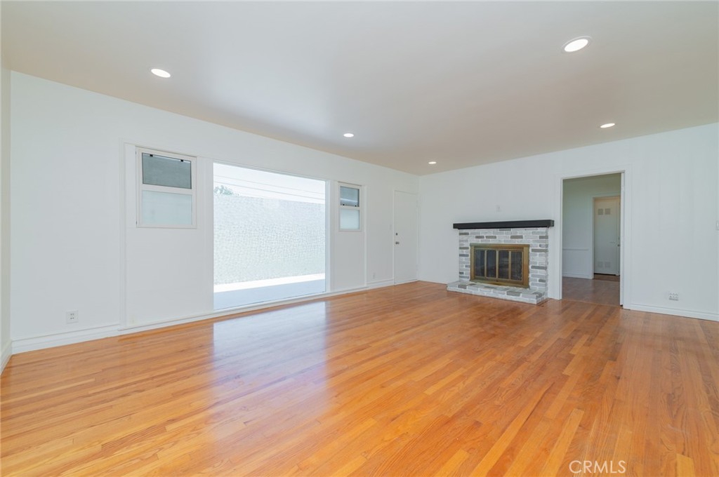2135 E Daniels