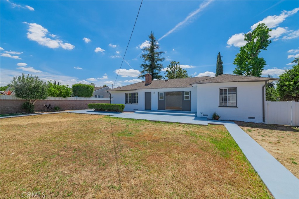 2135 E Daniels